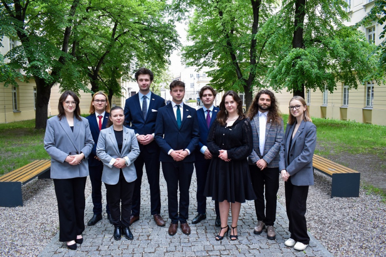 zdjęcie młodych ludzi w parku