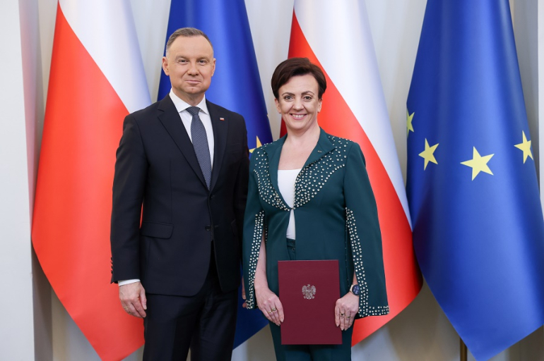 kobieta i mężczyzna na tle flag Polski i UE