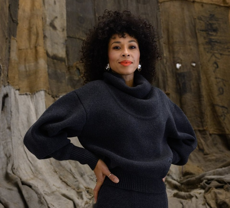 kobieta na tle brązowej ściany