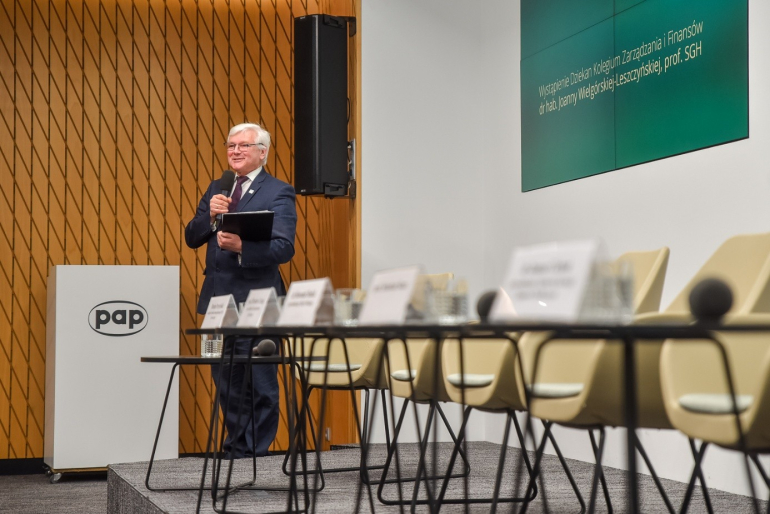 mężczyzna przemawia na konferencji prasowej