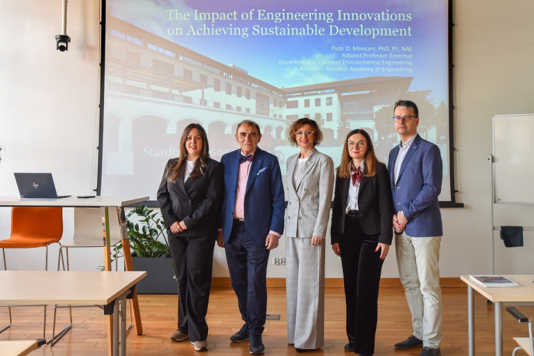 kilka osób uczestników seminarium pozuje do zdjęcia