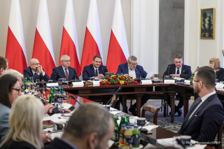 kilka osób dyskutuje na posiedzeniu