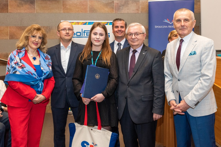 grupa osób, w tym laureatka Olimpiady Umiejętności Hotelarskich