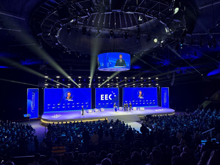 zdjęcie sceny podczas konferencji