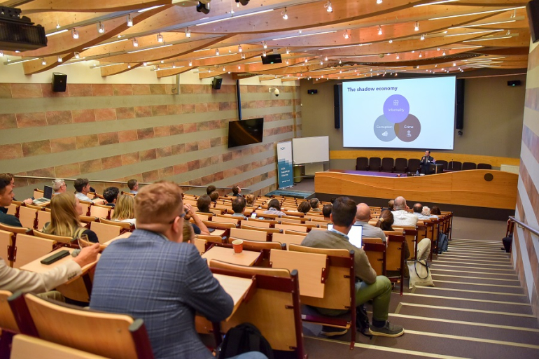 aula wypełniona uczestnikami konferencji