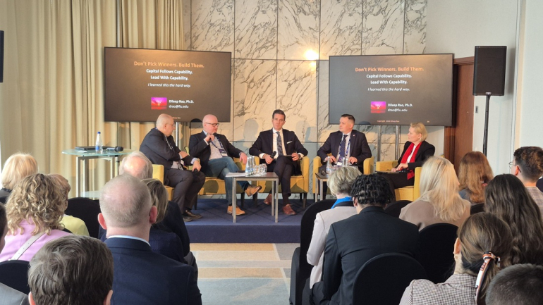 zdjęcie romawiających panelistów na konferencji