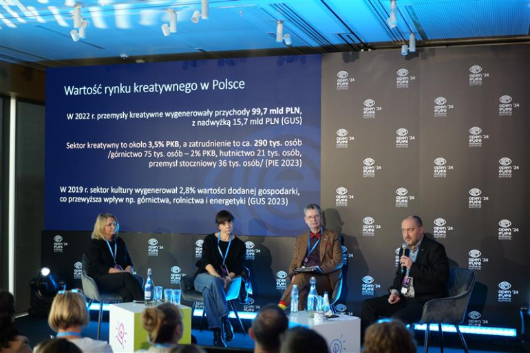 kilka osób dyskutuje podczas panelu na konferencji