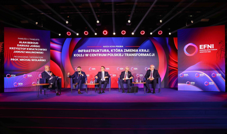 kilku mężczyzn rozmawia na panelu