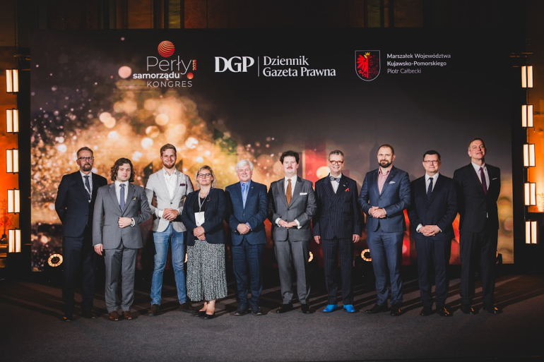 grupa osób-uczestników kongresu pozuje do zdjęcia