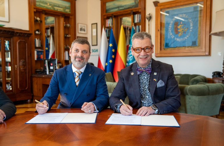 dwóch mężczyzn podpisuje umowę w gabinecie