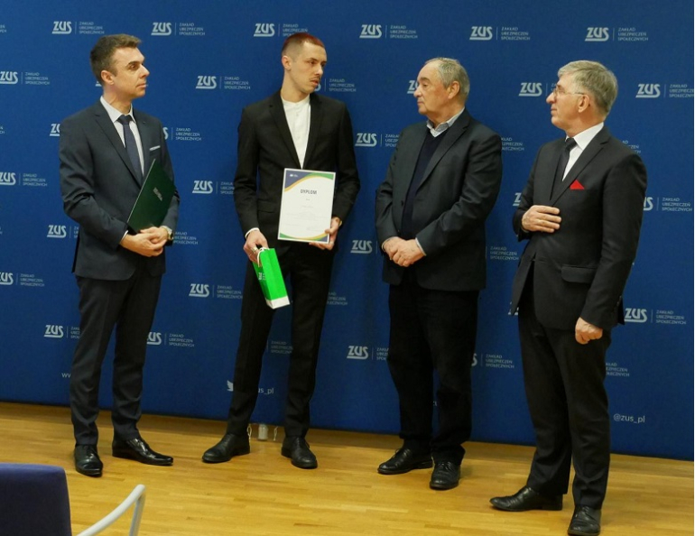 czterech mężczyzn stoi na tle ścianki ZUS