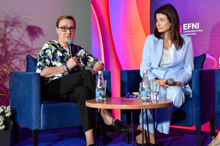 dwie kobiety rozmawiają na panelu