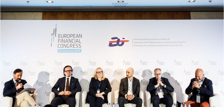 sześcioro panelistów rozmawia na konferencji