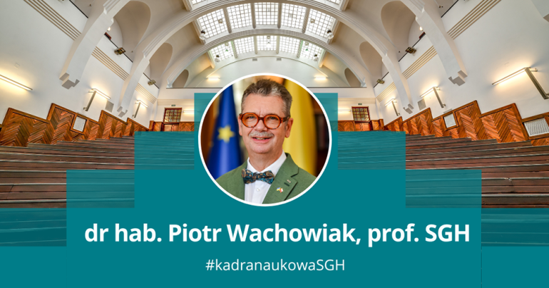 na tle auli A prof. Piotr Wachowiak