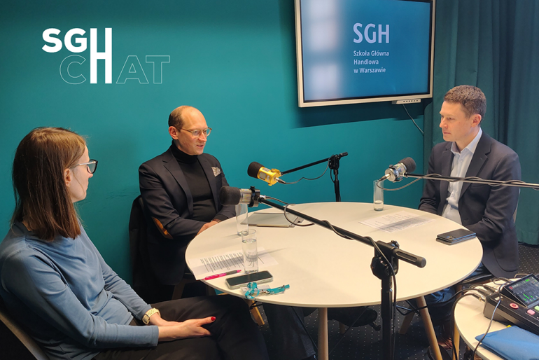 2 mężczyzn i 1 kobieta siedzący przy stole z mikrofonami