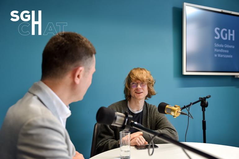 na zdjęciu dwóch panów przy mikrofonach