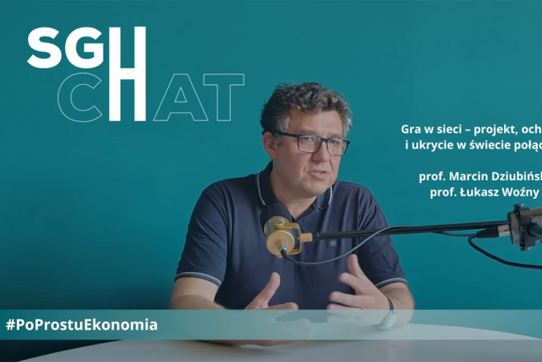 mężczyzna w studiu podcastów