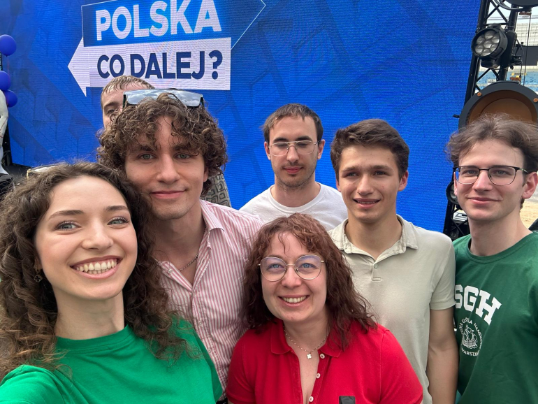 grupa młodych osób