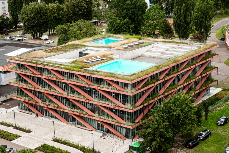 Projekt dwóch basenów na dachu nowoczesnego budynku