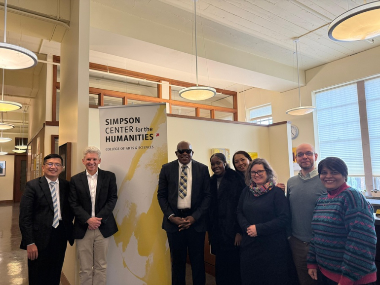 delegacja naukowców pozuje do zdjęcia