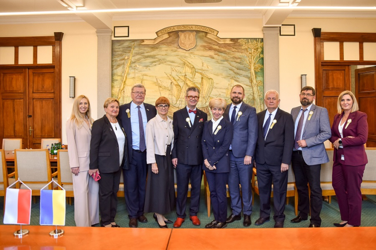 grupa osób w Sali Senatu SGH