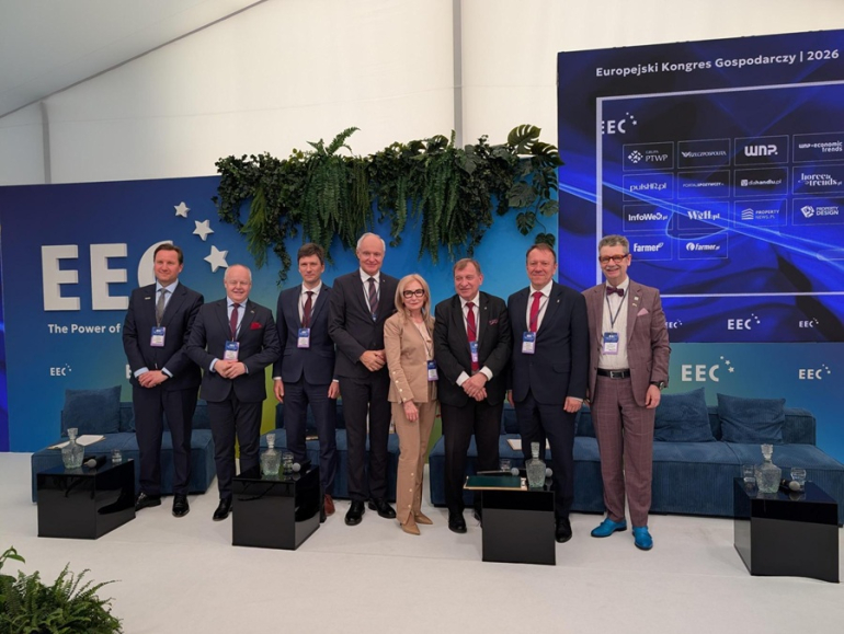 kilkoro rektorów pozuje do zdjęcia grupowego na scenie podczas konferencji