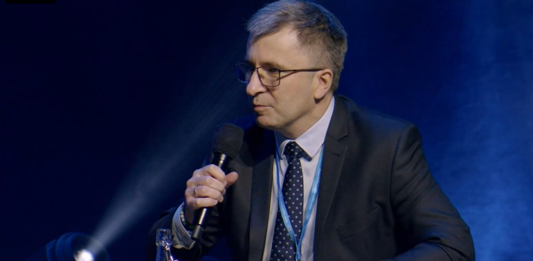 mężczyzna mówi do mikrofonu