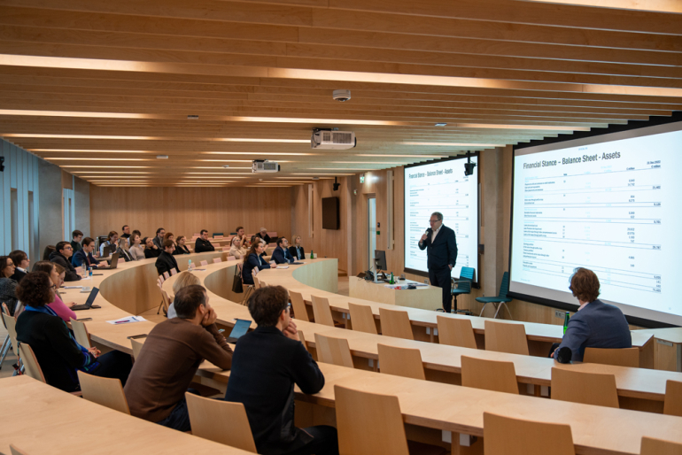 aula wypełniona publicznością i prelegent trzymający mikrofon. Fot. Paweł Gołębiowski, SGH