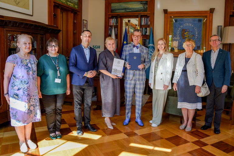 na zdjęciu osoby uczestniczące w podpisaniu porozumienia