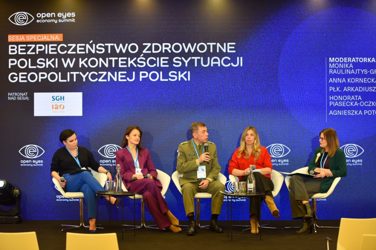 pięć osób dyskutuje na panelu