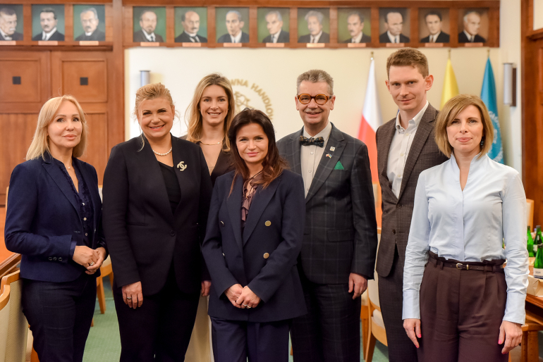 zdjęcie grupowe w sali konferencyjnej