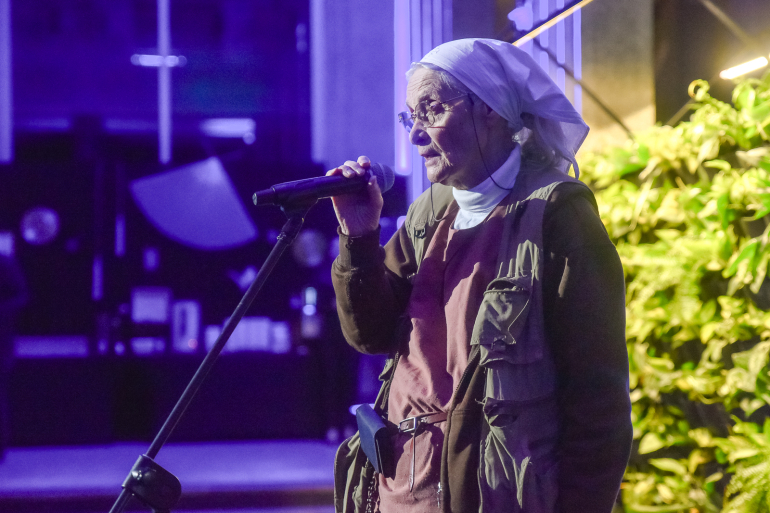 siostra zakonna mówi do mikrofonu