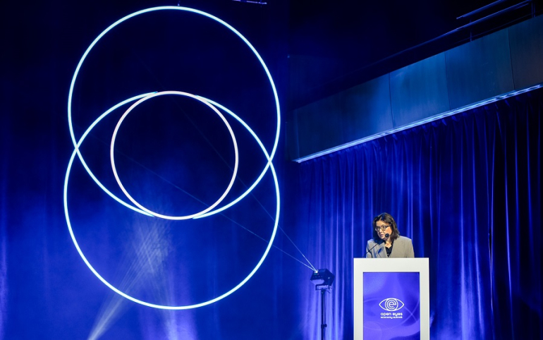 kobieta przemawia na scenie zza mównicy