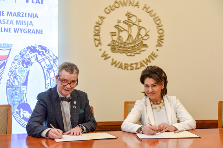 kobieta i mężczyzna podpisują dokumenty