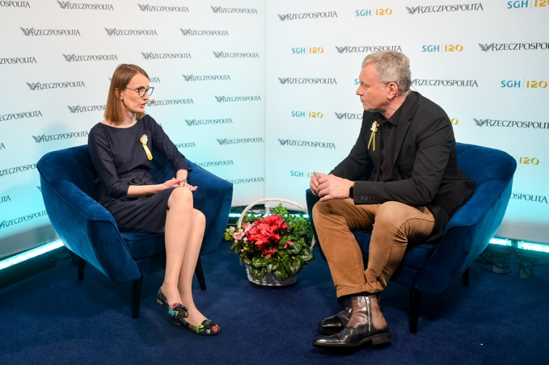 kobieta i mężczyzna rozmawiają w studiu kongresowym