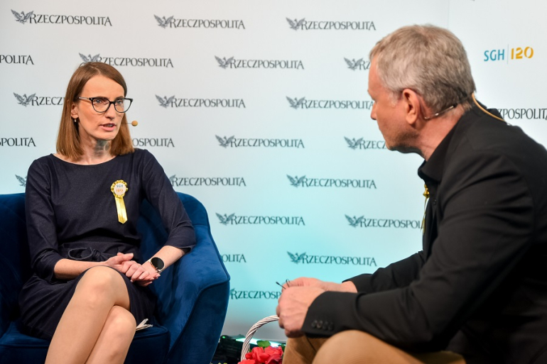 ekspertka udziela wywiadu dziennikarzowi w studiu SGH i dziennika „Rzeczpospolita"