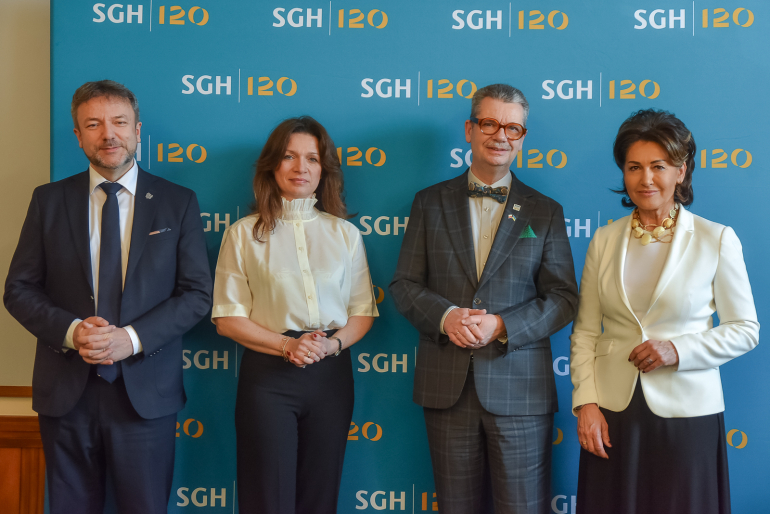 dwie kobiety i dwóch mężczyzn pozuje na ściance po podpisaniu porozumienia