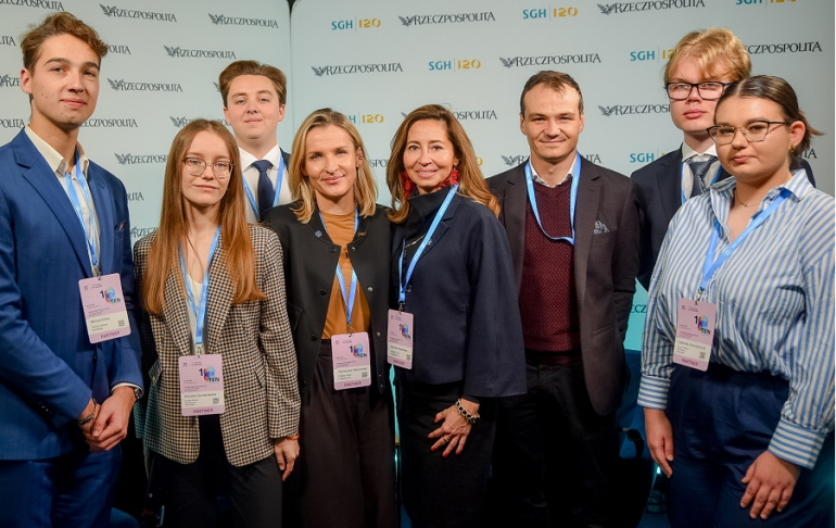 zdjęcie grupowe na tle ścianki z logami SGH i „Rzeczpospolitej"