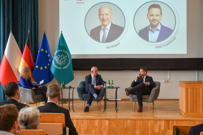 dwóch mężczyzn rozmawia na debacie