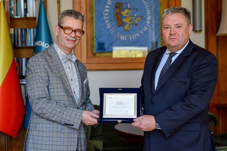 dwóch mężczyzn w garniturach ściska sobie ręce