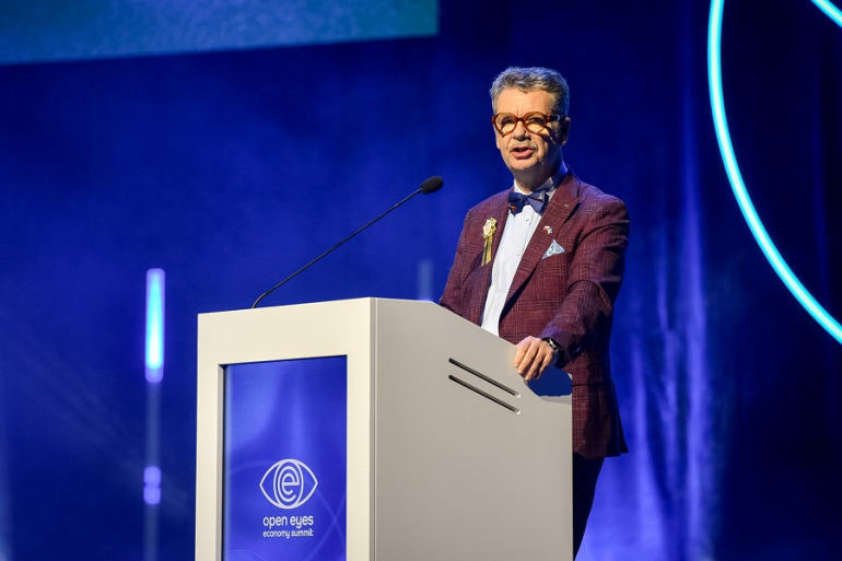 mężczyzna przemawia przy mównicy