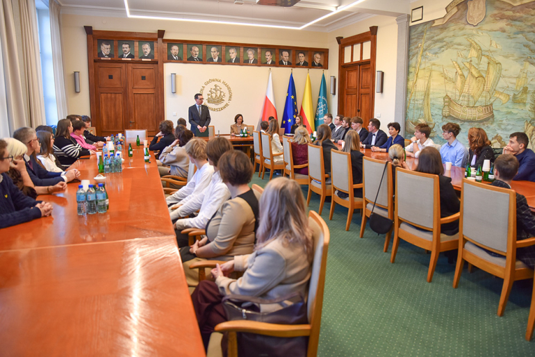 goście w sali senatu