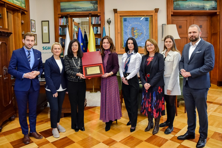 zdjęcie grupowe w gabinecie