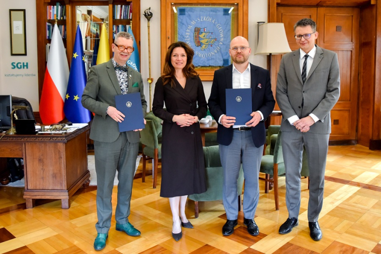 zdjęcie czworga osób w gabinecie