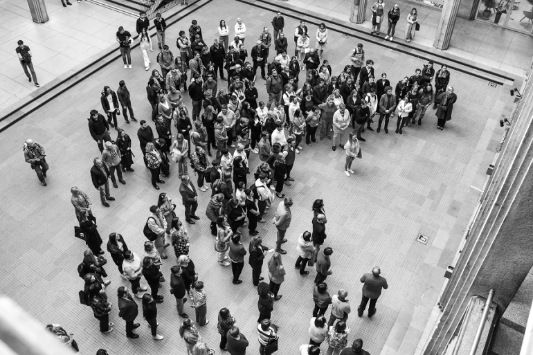 zdjęcie "z lotu ptaka" studentów zgromadzonych w uczelnianej auli