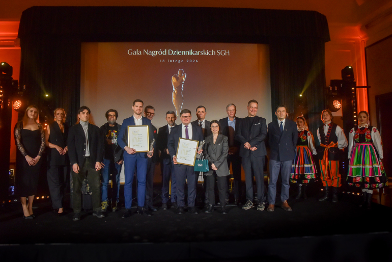 grupa osób stoi na scenie na gali