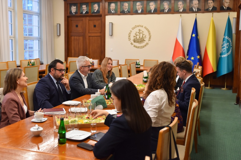 dyskusja przy śniadaniu - zdjęcie kilku osób przy stole