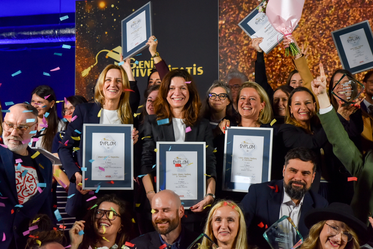 grupa osób na zdjęciu eksponuje dyplomy otrzymane w konkursie