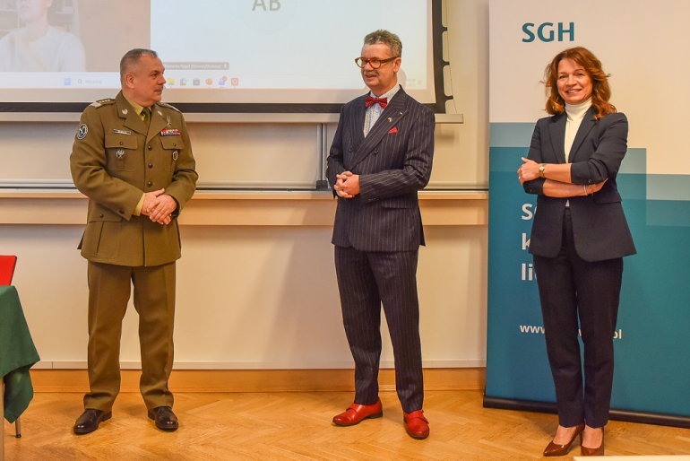 trzy osoby na zdjęciu