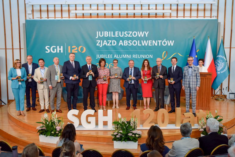 kilka osób na scenie podczas święta uczelni